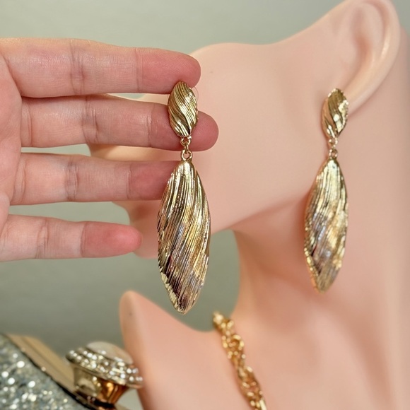 Elegant Gold Drop Earrings - Picture 4 of 7